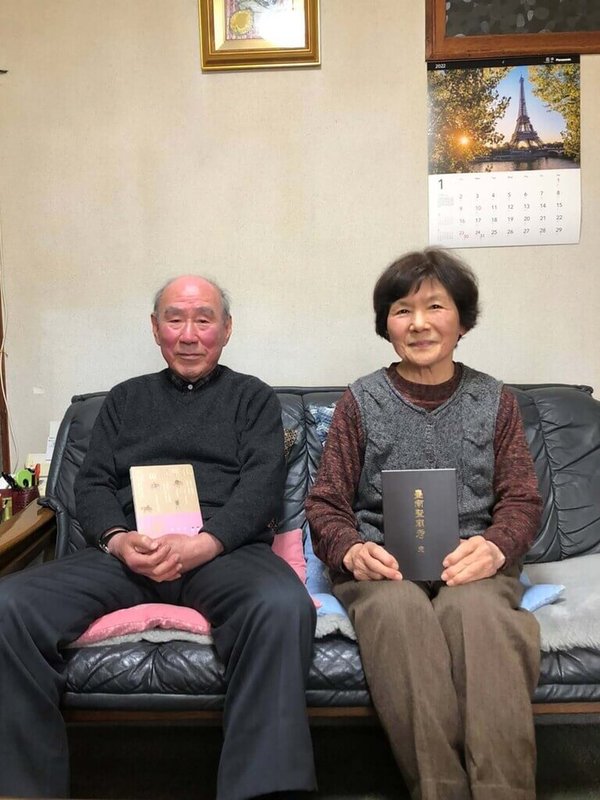 日治時期山田孝使著有台南孔廟修築重要文獻「台南聖廟考」,他的孫子山田雄作(左)贈予「台南聖廟考」復刻版本供台南文化資產研究運用,為百年前台日情誼故事再譜續章。(台南市文資處提供)中央社記者張榮祥台南傳真 111年1月28日