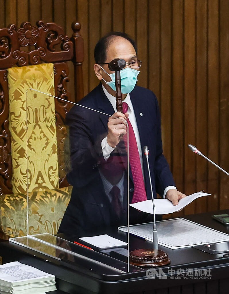 立法院臨時會院會28日三讀修正通過中華民國111年度中央政府總預算案。圖為立法院長游錫堃敲下議事槌,宣布全案三讀通過。中央社記者鄭清元攝 111年1月28日