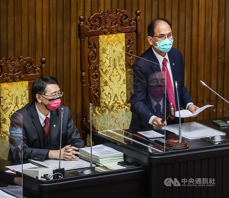 立法院自今年1月5日起至28日召開第10屆第4會期第1次臨時會,處理重大而急迫的議案,並於28日完成中華民國111年度中央政府總預算三讀程序,由立法院長游錫堃(右)敲槌宣布三讀通過。中央社記者鄭清元攝 111年1月28日