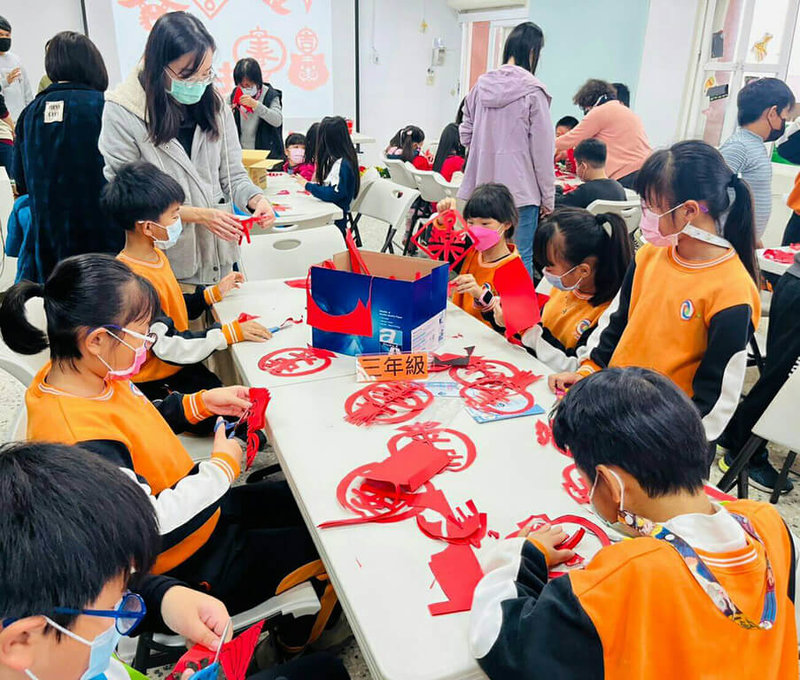 澎湖風櫃國小推動雙語教學,學生與外籍老師Gabriel利用假期發揮創意,將華人過年節慶的文化情景,如剪窗花貼春聯等拍成影片,向外國朋友分享,也祝福他們新年快樂。圖為風櫃國小師生一起剪窗花。(風櫃國小提供)中央社 111年1月28日