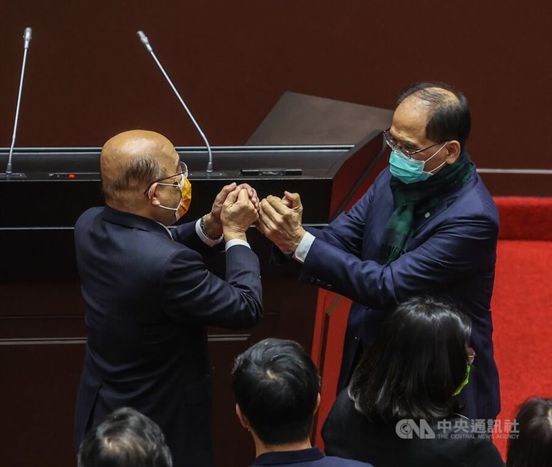 立法院28日通過111年度中央政府總預算案,行政院長蘇貞昌(後左)晚間現身立法院,與立法院長游錫堃(後右)互相拱手致意。中央社記者鄭清元攝 111年1月28日