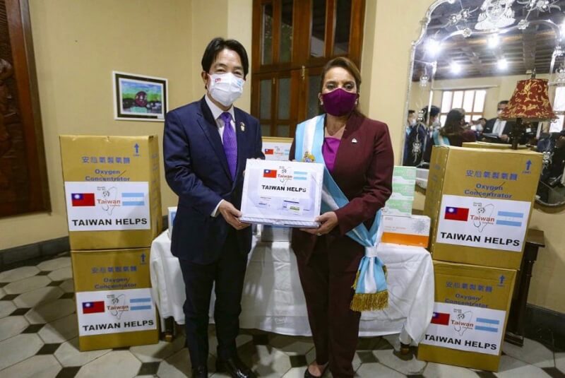 外交部表示，今年1月份採購一批1500萬元的快篩試劑，是捐贈至友邦宏都拉斯的防疫物資。圖為宏都拉斯新任總統卡斯楚（右）1月上傳與台灣副總統賴清德的合照，感謝台灣捐贈防疫物資。（圖取自twitter.com/XiomaraCastroZ）