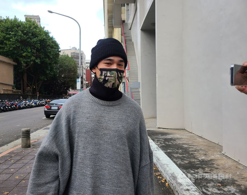藝人胡睿兒被控夜店撿屍性侵,遭判2年徒刑定讞,109年7月間入獄;胡睿兒申請假釋獲准後,28日上午出監,他受訪時表示,希望大家能過個平安的好年,過年期間會跟一般人一樣圍爐、正常過年。中央社記者林長順攝 111年1月28日