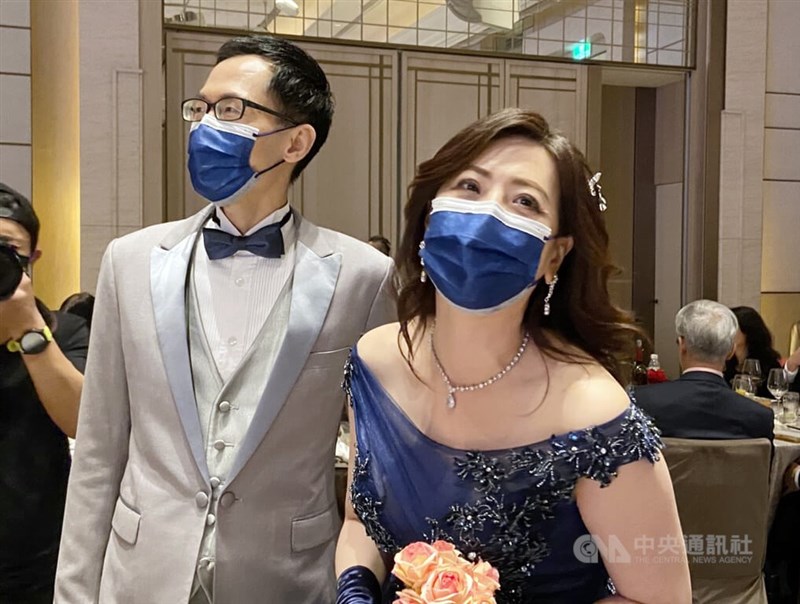 外交部發言人歐江安(右)29日在美福大飯店舉行婚禮,夫婿潘國隆(左)為台灣大學機械系教授,總統府秘書長李大維、外交部長吳釗燮出席見證婚禮。中央社記者鍾佑貞攝 111年1月29日