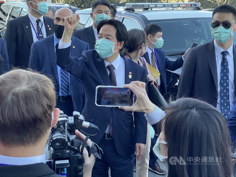 副總統賴清德率特使團參加宏都拉斯新任總統就職典禮,去、回程於美國洛杉磯和舊金山過境。美國前國務院官員王曉岷認為,這顯示台灣獲得重要的國際支持力量。圖為賴清德於美西時間28日過境舊金山。中央社記者周世惠舊金山攝 111年1月29日