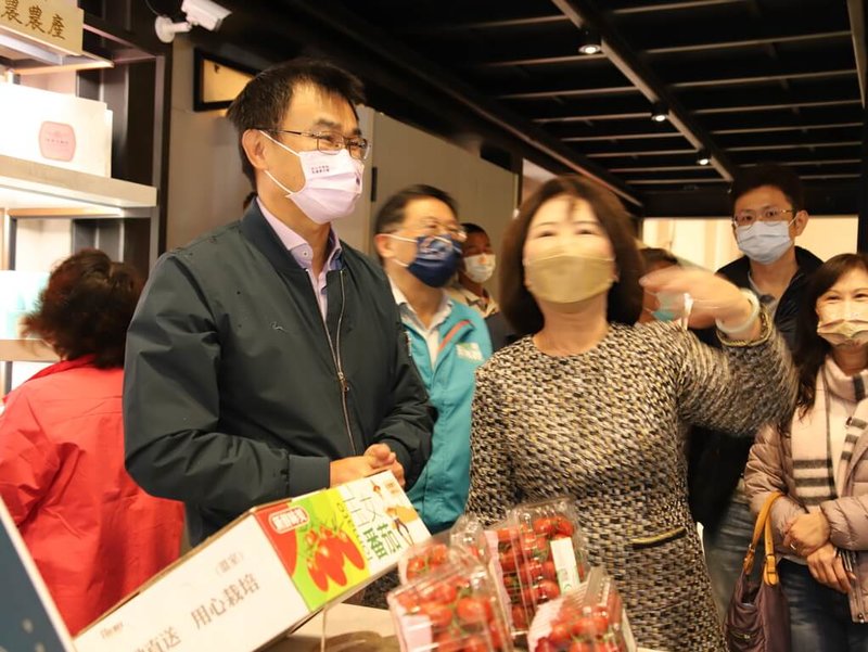 農委會主委陳吉仲(左)29日出席嘉義縣中埔鄉農會金蘭分部轉型「穀倉農創園區」開幕剪綵時表示,農委會已啟動雞蛋調度平台,滿足消費者需求,確保2月底前不缺蛋。(民眾提供)中央社記者蔡智明傳真 111年1月29日