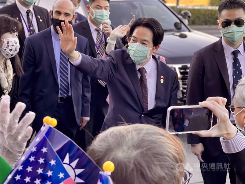 副總統賴清德(中)完成宏都拉斯外交行,美西時間28日過境美國舊金山,他向飯店外守候的僑胞揮手致意。中央社記者周世惠舊金山攝 111年1月29日