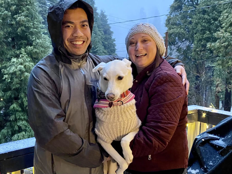 原本被流浪犬救援人士喚為Liz的白色台灣土狗,個性害羞、見到陌生人會一直發抖。牠落地加州後,由一對頂客族夫妻Laurie和Ben認養展開新生活,且有了Margot的新名字。(江玉貞提供)中央社記者周世惠舊金山傳真 111年1月29日