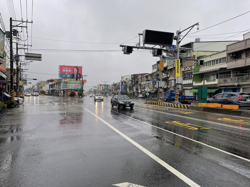 春節連假首日,屏東枋寮鄉5岔路口29日上半天已突破萬輛車,不過車流順暢,無須調撥車道因應,駕駛人時速維持約60公里。(屏東枋寮警分局提供)中央社記者李卉婷傳真 111年1月29日