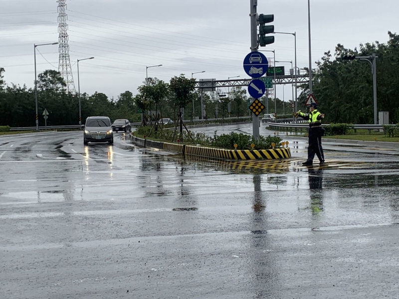 春節連續假期首日,蘇花路廊29日清晨5時起南下方向出現車潮,但大致順暢,花蓮縣新城警分局派員機動巡邏查看車流狀況。(新城警分局提供)中央社記者張祈傳真 111年1月29日