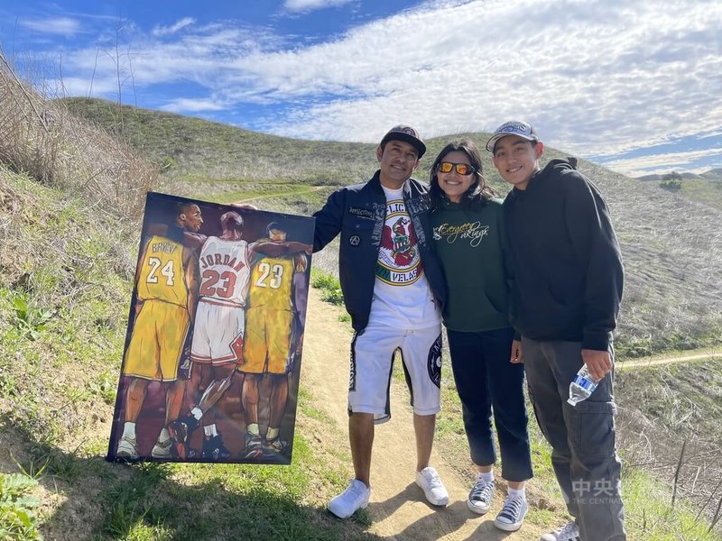 美國職籃NBA傳奇球星布萊恩(Kobe Bryant)墜機身亡剛滿2年,在墜機地點的山丘上,球迷帶著畫像、身穿球衣前來追思。中央社記者林宏翰洛杉磯攝 111年1月29日