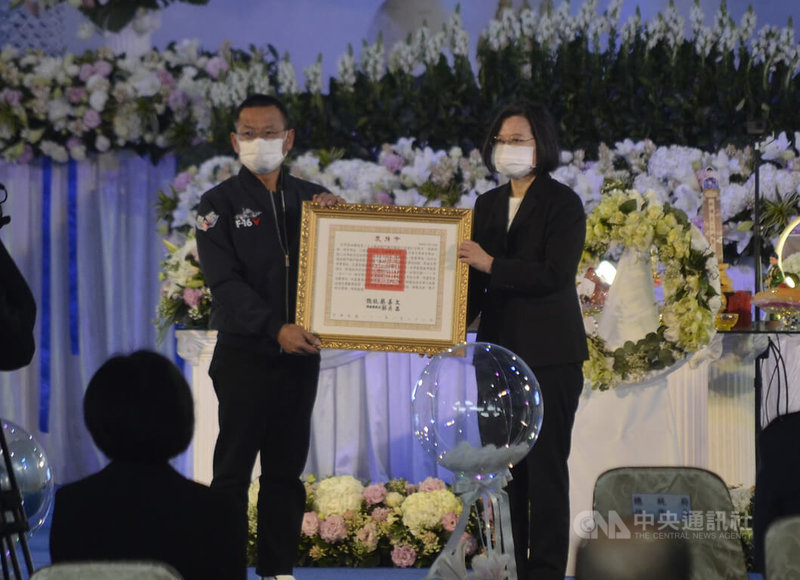 空軍飛官陳奕上尉11日駕駛F-16V(Block20)戰機執行戰備訓練時失事殉職,29日舉行公祭,總統蔡英文(右)頒發褒揚令,由陳奕父親(左)代表接受。中央社記者蔡智明攝 111年1月29日