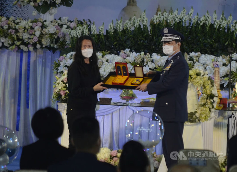 空軍飛官陳奕上尉11日駕駛F-16V(Block20)戰機執行戰備訓練時失事殉職,29日舉行公祭,由空軍司令熊厚基(右)代表總統蔡英文頒授陳奕忠勇勳章並追晉空軍少校。中央社記者蔡智明攝 111年1月29日