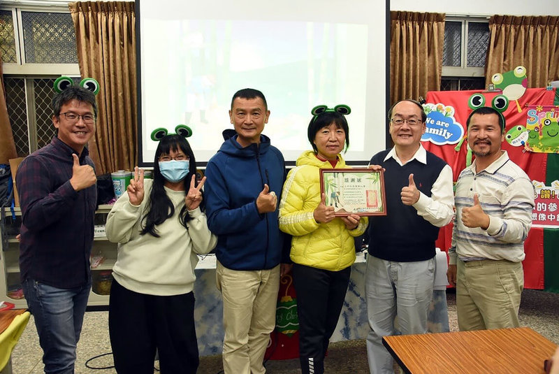 嘉義林管處與嘉義縣大林鎮筍農合作推動諸羅樹蛙友善棲地管理,今年正式推動標章設立,不僅能保護諸羅樹蛙,消費者也吃得到無毒的烏殼綠竹筍。(嘉義林管處提供)中央社記者黃國芳傳真 111年1月29日