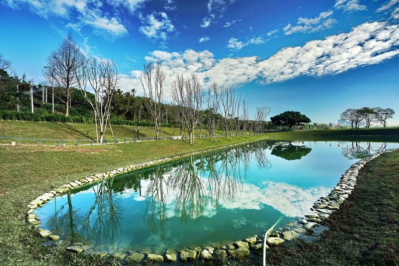 新北市樹林河濱公園推出隱藏版祕境亮點「沐心池」(圖),綠地環繞,池水倒映藍天,成都市生態休閒新亮點。(新北市政府水利局提供)中央社記者黃旭昇新北傳真 111年1月29日