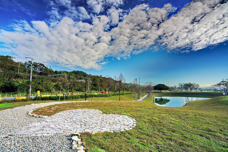 新北市樹林河濱公園沐心池保有渾然天成景觀與周邊生態環境,重現大漢溪沿岸原始風貌。(新北市政府水利局提供)中央社記者黃旭昇新北傳真 111年1月29日