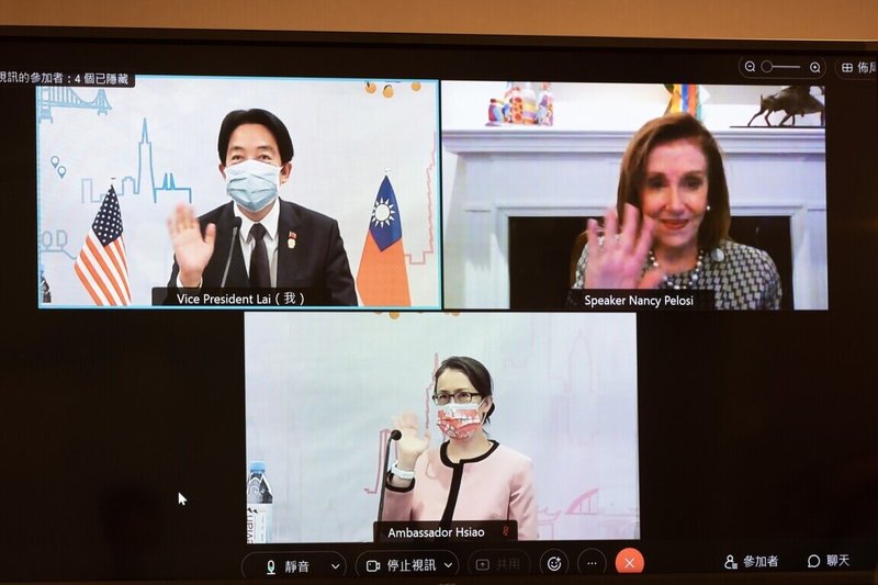 副總統賴清德(左上)28日在舊金山與美國聯邦眾議院議長裴洛西(右上)舉行視訊會談,以英文自在交換意見。裴洛西肯定台灣防疫表現,堅定支持台灣參與世衛組織。圖下方為駐美代表蕭美琴。(總統府提供)中央社記者溫貴香傳真 111年1月28日