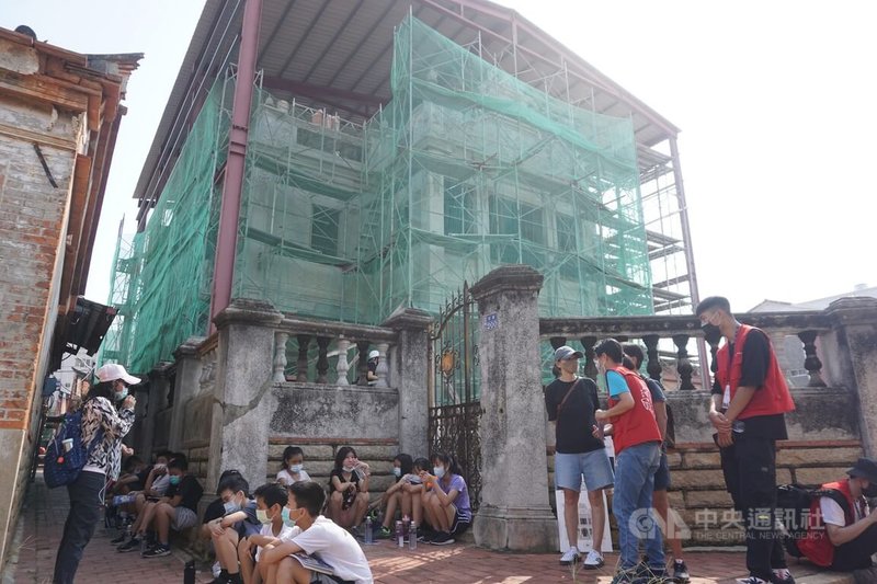 配合金門歷史建築張文帝洋樓的修復,由文化部補助的張文帝洋樓文化行旅,分別辦理了一般民眾和學童場次。金沙國小學生說,聆聽解說後,更了解家鄉,也更愛家鄉了。中央社記者黃慧敏攝 111年1月29日