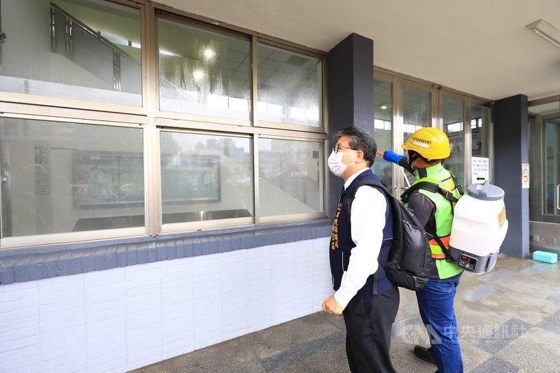 台中市1名確診個案有沙鹿區足跡,台中市環保局除針對確診者足跡展開清消,29日也啟動「全市大清消計畫」,動員各區環保志工隊於人潮密集場所全方位強力清消,希望阻斷病毒傳播鏈。中央社記者郝雪卿攝 111年1月29日