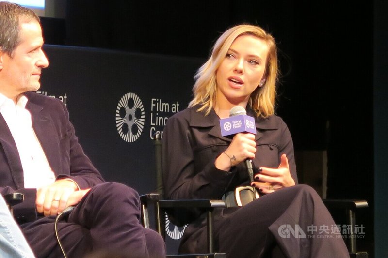 史嘉蕾喬韓森(Scarlett Johansson)(右)為「黑寡婦」同步在Disney+上映控告迪士尼,影音串流折損影星票房分紅的爭議檯面化。圖為史嘉蕾喬韓森2019年10月4日出席紐約影展活動。中央社記者尹俊傑紐約攝 111年1月29日
