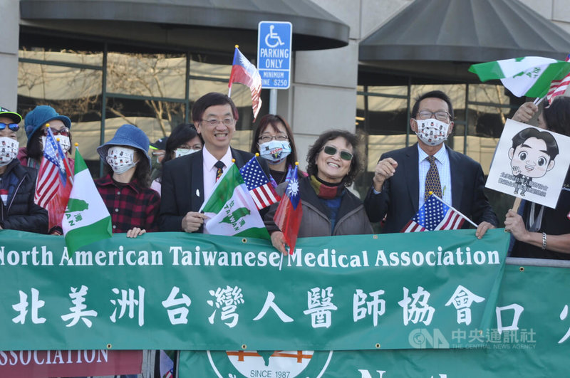 副總統賴清德參加宏都拉斯新任總統就職典禮後,回程於美西時間28日過境美國舊金山,當地僑界主動前往賴清德下榻飯店熱情歡迎。中央社記者周世惠舊金山攝 111年1月29日