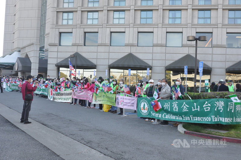 副總統賴清德出訪友邦宏都拉斯,回程於美西時間28日下午過境美國舊金山,約百名僑胞熱情迎接,高喊「台灣加油」。中央社記者周世惠舊金山攝 111年1月29日