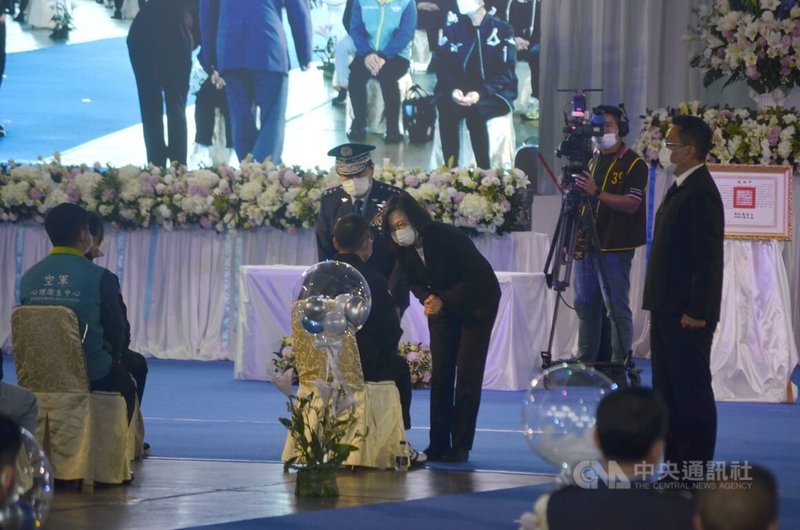 空軍司令部29日上午在空軍嘉義基地舉行殉職飛官陳奕公祭典禮,總統蔡英文(前中)頒發褒揚令,並慰問家屬。中央社記者蔡智明攝 111年1月29日