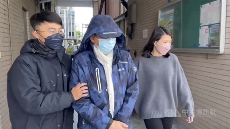 藝人宋少卿(中)28日凌晨涉酒駕與計程車發生碰撞,被警方依公共危險罪嫌移送法辦。新北地檢署訊後,諭知新台幣3萬元交保。(翻攝照片)中央社記者王鴻國傳真 110年12月28日