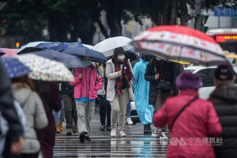 29日白天開始全台各地有雨,氣象局估這一波冷氣團預計影響到31日除夕。(中央社檔案照片)