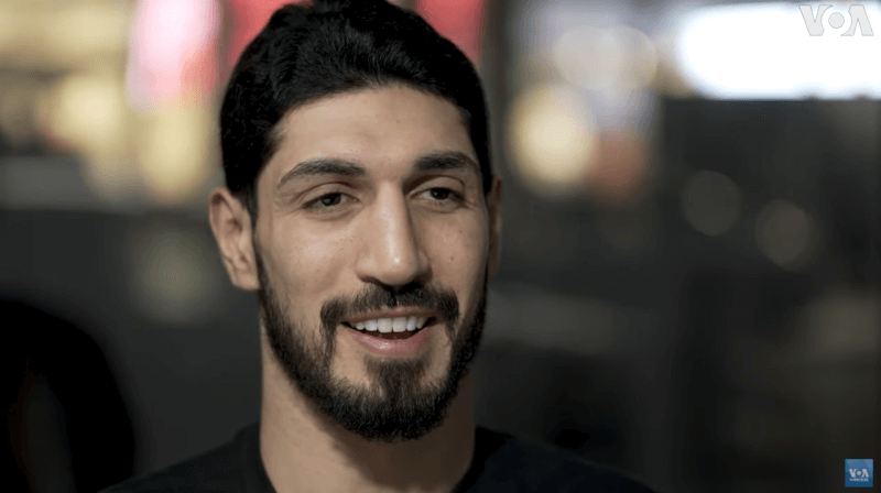 美國NBA球星坎特(圖)力挺台灣,他日前接受訪問時更稱總統蔡英文是他心中的英雄。(圖取自VOA News YouTube頻道網頁youtube.com)