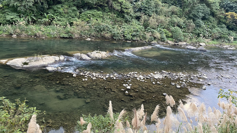 新北市坪林區北勢溪蜿蜒碧綠,附近有茶園風光,充滿寧靜美,沿自行車道欣賞山光水色,體驗山村樸實,是春天踏青、心靈充電的好選擇。中央社記者黃旭昇新北攝 111年1月29日