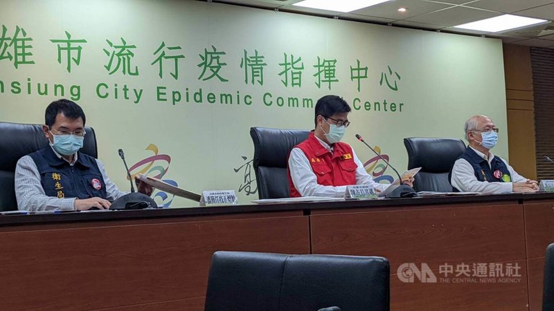 高雄市長陳其邁(中)29日下午在COVID-19防疫會議會後記者會上表示,高雄新增6個確診個案,其中有3個是高雄港疑似群聚感染的延伸,另外有3個個案是宜蘭飯店的感染。中央社記者曾以寧攝 111年1月29日