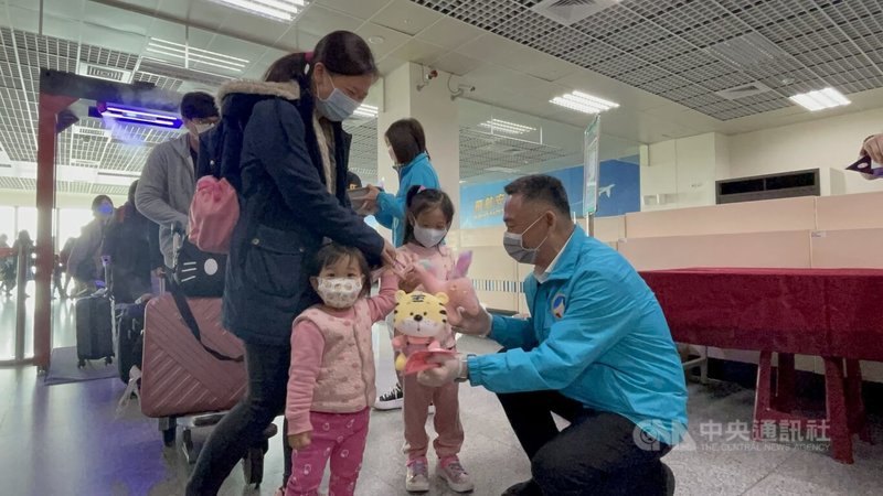 春節連續假期首日,金門縣長楊鎮浯(右)29日到金門航空站發放家用快篩試劑,同時贈送虎年玩偶和口罩,迎接民眾返鄉過年。中央社記者黃慧敏攝 111年1月29日