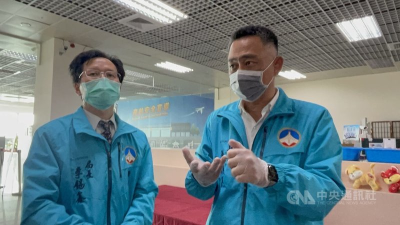 金門縣長楊鎮浯(右)29日表示,台灣端機場對前往離島旅客提供快篩服務並非強制性,有症狀或自願快篩旅客提前須90分鐘報到,以免延誤行程。左為衛生局長李錫鑫。中央社記者黃慧敏攝 111年1月29日