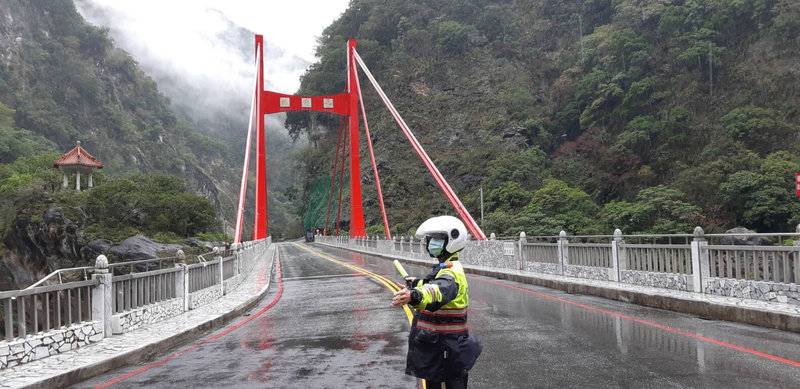 春節連續假期首日,台8線中橫公路太魯閣國家公園境內車流量不多,沿線景點停車秩序良好、交通順暢。(新城警分局提供)中央社記者張祈傳真 111年1月29日