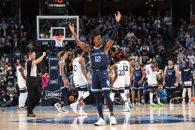 NBA曼菲斯灰熊莫蘭特(前)28日在場上繳出大三元成績,率領隊友擊敗猶他爵士。(圖取自facebook.com/MemphisGrizzlies)