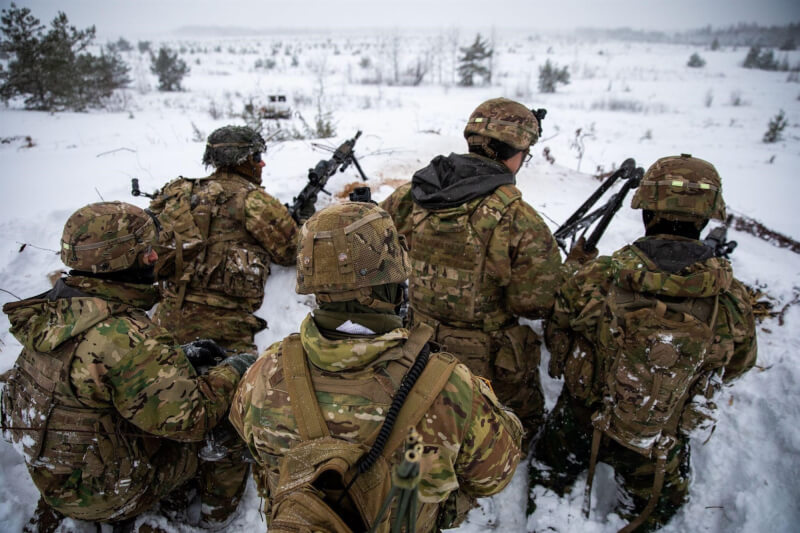 美國總統拜登28日表示,將派遣少量美軍赴東歐支援北約,因應烏克蘭和俄羅斯緊張情勢。圖為美國軍人。(圖取自facebook.com/DeptofDefense)