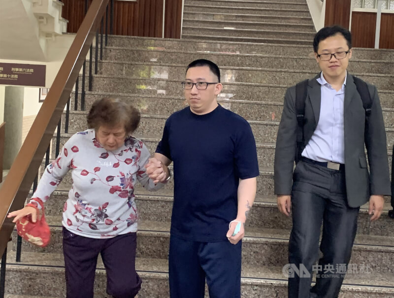 2000年台南歸仁發生雙屍命案,曾多次被判死刑的謝志宏(中),2019年逆轉改判無罪定讞。左為謝志宏母親。(中央社檔案照片)