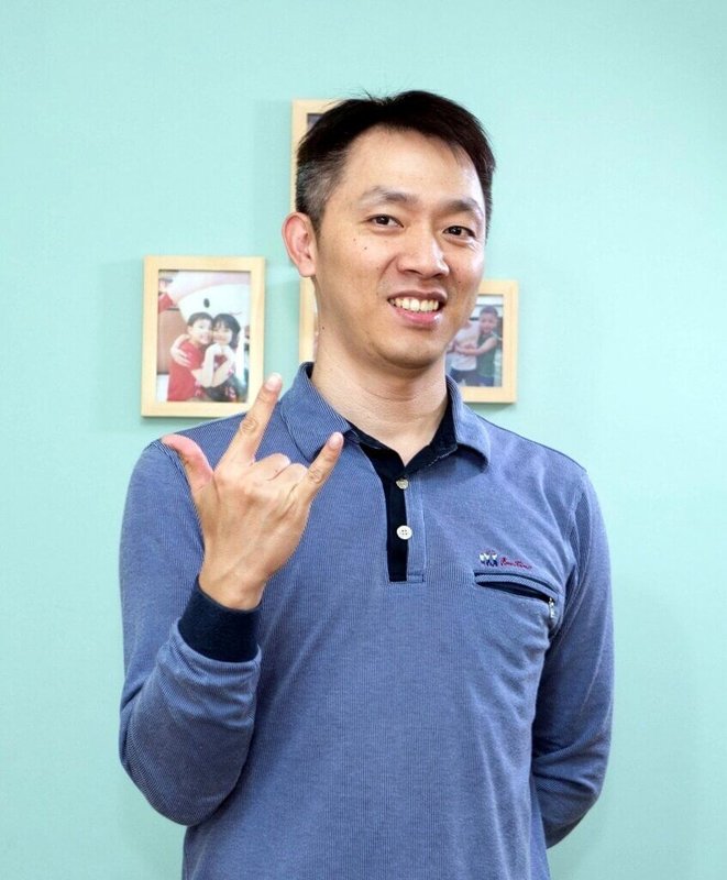 嘉義市博士級專業手語翻譯員李信賢,出身聽障家庭的他,鑽研手語,將劣勢當作人生轉機,目前成為手語界翹楚。(李信賢提供)中央社記者黃國芳傳真 111年1月29日