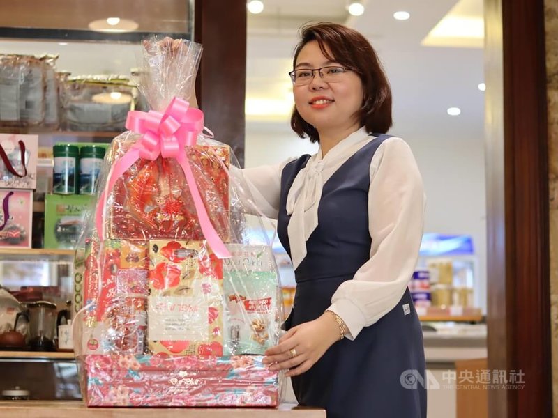 越南人過年送禮喜歡把所有禮品堆疊成塔,這個被越南人稱為「禮籃」的新年禮物可以堆到80公分高。大發食品股份有限公司北寧分公司副理黃清玄(圖)解釋,越南人認為這樣送禮「又滿又好看」。中央社記者陳家倫北寧攝 111年1月30日
