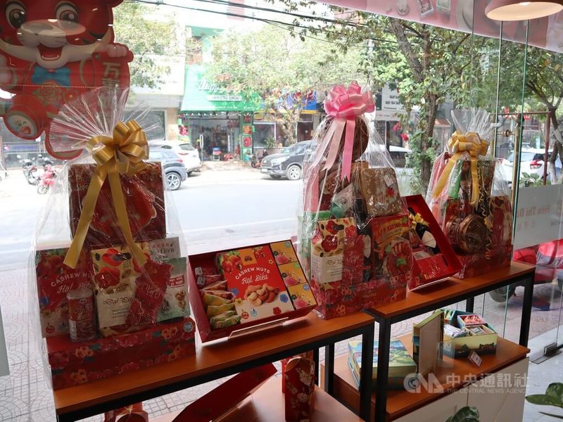 越南人相當重視農曆年,大約自過年前1個月開始,路邊與超市、賣場會陸續推出被越南人稱為「禮籃」的「食品塔」。中央社記者陳家倫北寧攝 111年1月30日