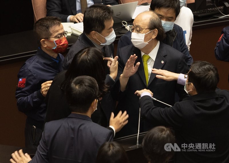 立法院臨時會院會28日討論111年度中央政府總預算案,民進黨立法院黨團總召柯建銘(前右)發言,引發國民黨立法院黨團總召費鴻泰(前左2)等人不滿,上前包圍表達抗議。中央社記者謝佳璋攝 111年1月28日