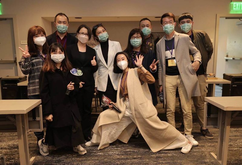 在副總統賴清德出訪宏國與過境美國的外交任務中,駐美代表蕭美琴(後排左三)扮演重要角色,且與隨行媒體保持溝通。特使團訂於台灣時間30日返抵國門。(總統府提供)中央社記者溫貴香舊金山傳真 111年1月30日