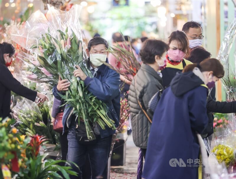 農曆春節將至,30日國內新增14例COVID-19本土病例。中央社記者鄭清元攝 111年1月30日