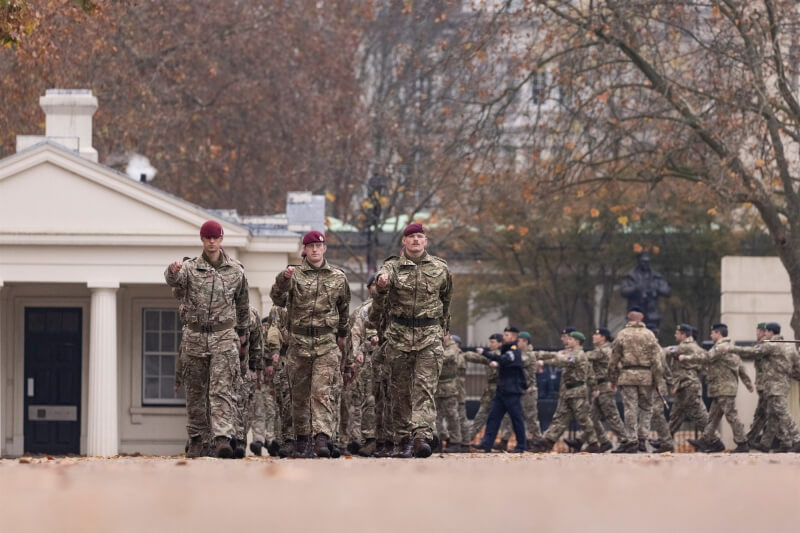 英國首相強生30日表示,英軍將把派赴北約的部隊、武器、艦艇和戰機數量翻倍。圖為英國軍人。(圖取自facebook.com/britisharmy)