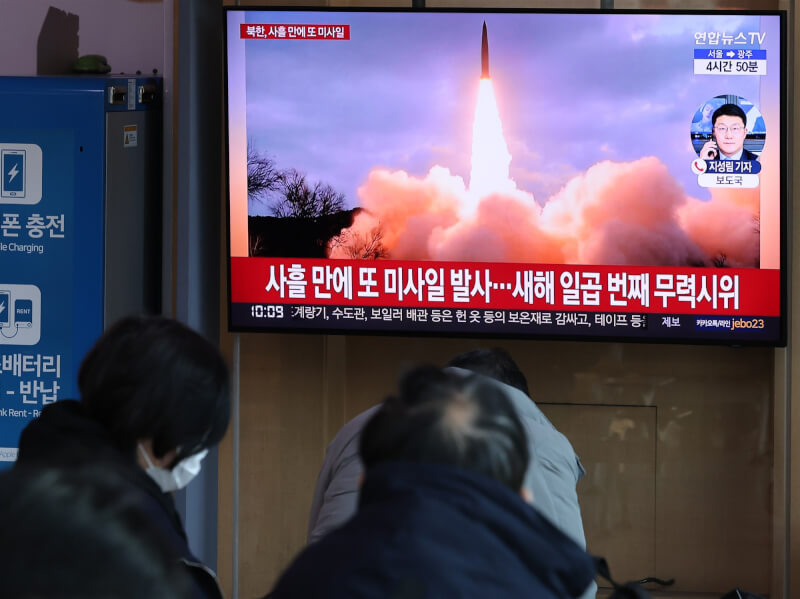 美國以北韓恢復試射彈道飛彈為由，帶頭推動聯合國加強制裁北韓，但中國與俄羅斯5月26日否決這項提案。圖為南韓民眾1月30日觀看北韓射彈相關新聞。（韓聯社）