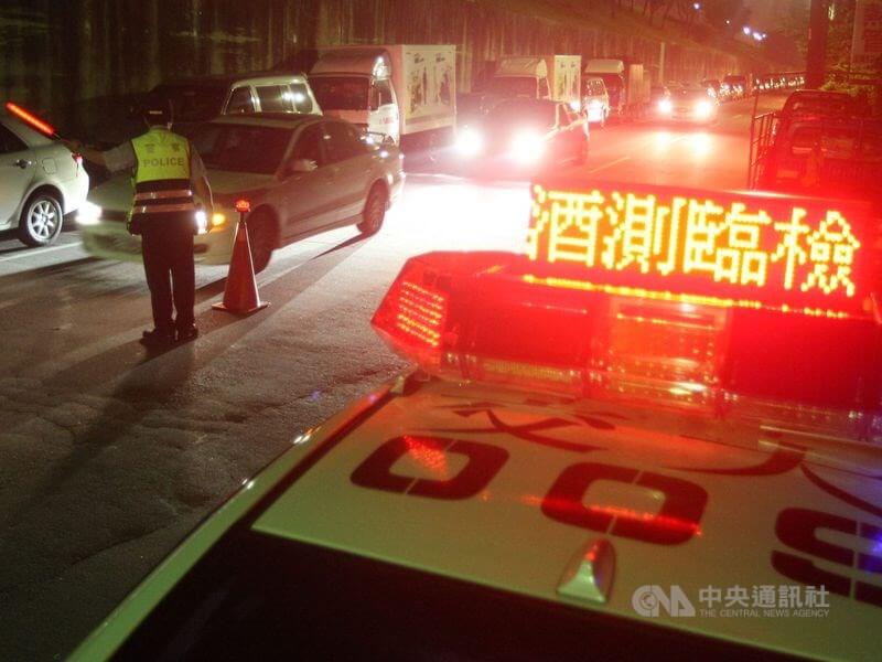 總統府28日發布總統令,酒駕修法30日生效,民眾春節行車上路適用酒駕新規。(中央社檔案照片)