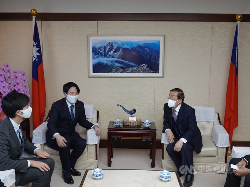 駐日代表謝長廷31日與來訪的執政黨自民黨青年局長小倉將信(左2)及4名青年局幹部會談時,特別感謝日本贈台疫苗。中央社記者楊明珠東京攝 111年1月31日