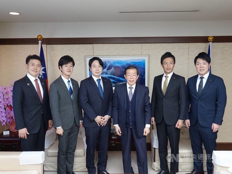 駐日代表謝長廷與來訪的自民黨青年局長小倉將信(左3)等人會談時透露,副總統賴清德日前出席友邦宏都拉斯總統卡蕬楚就職典禮時,與日本特使宇都隆史會談。中央社記者楊明珠東京攝 111年1月31日