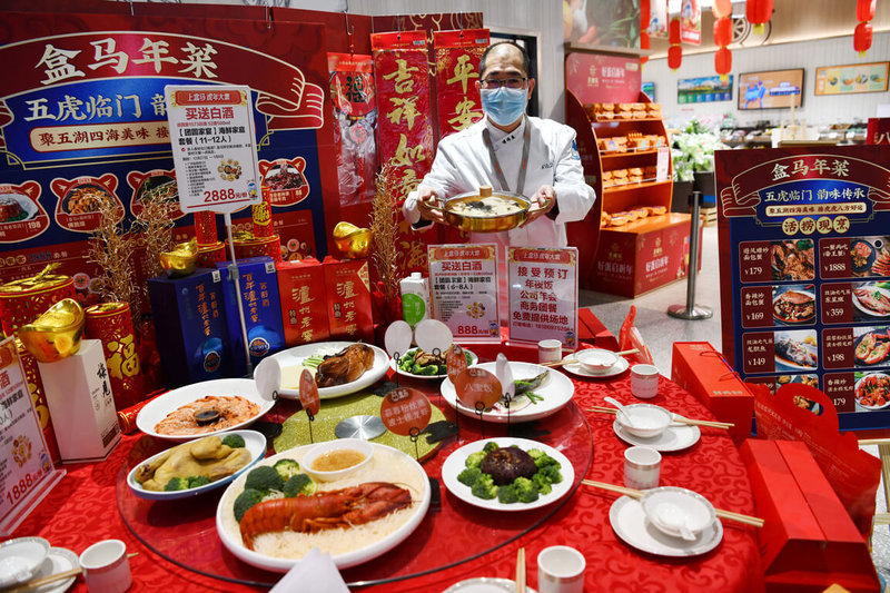 中國疫情多點爆發，多地提倡民眾就地過年。腦筋動得快的餐廳業者，推出不同類型的訂製年菜，除滿足不同消費者需求外，也搶攻兆元的年菜市場。圖為中國生鮮食品公司「盒馬鮮生」與餐廳業者合作推出訂製年菜。（中新社提供）中央社  111年1月31日